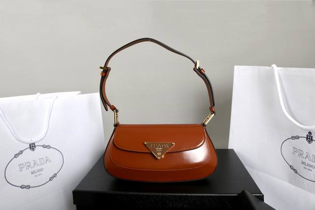 跑量价 简介：新款双肩带 这款双肩带采用进口鹿皮纹牛皮，配有两条可交换可调节长肩带设计。织物织带和牛皮搭配，以反向缝线诠释精美设计，打造柔和圆润的时尚造型。正面