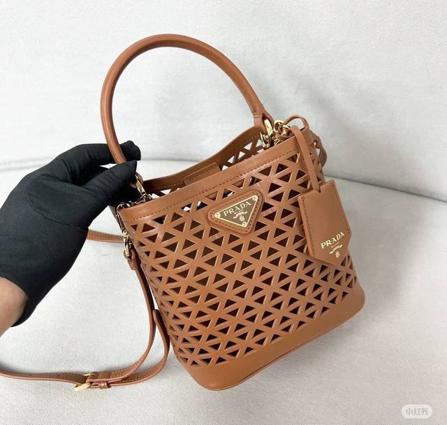 跑量价 简介:风靡球全的“小精灵”Saffiano穿牛小孔皮予赋款这P水家桶包独的特魅力,品牌草编镂空配饰选用明亮配色与经典图案,为传统材质汇入盎然新意。这款M 跑量价 简介:风靡球全的“小精灵”Saffiano穿牛小孔皮予赋款这P水家桶包独的特魅力,品牌草编镂空配饰选用明亮配色与经典图案,为传统材质汇入盎然新意。这款M