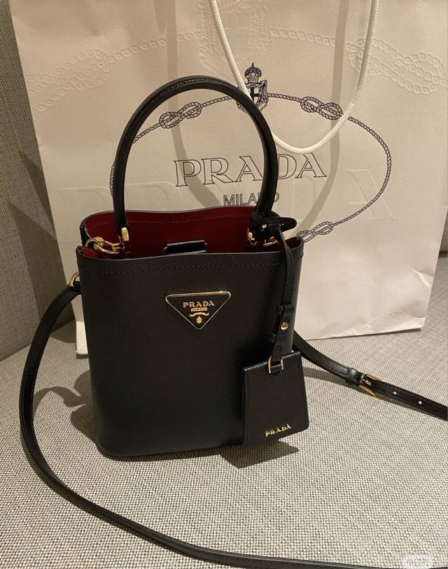 跑量价 简介：2025最新款Mini号桶包，这款皮革手袋采用解构廓形，以反向缝线诠释精美设计，打造柔和圆润的时尚造型。正面的字母徽标配饰尽显简约、更添轻盈、现代