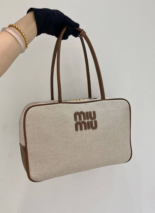 配全套包装新品帆布5Bb163 帆布的中性色调，在撞色皮革饰边与徽标的点缀下更显匠心，勾勒出标志性Beau手袋的灵动廓形。 皮革手提柄，金色五金配件 拉链开合