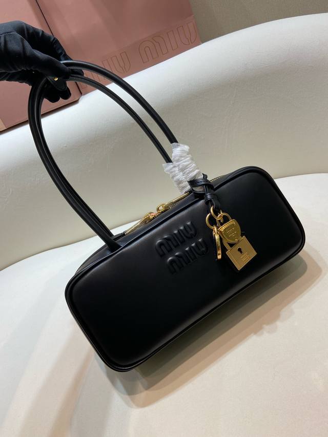 特级版本 新款5Bb173 这款Beau手袋融合了复古风格与当代精神。搭配别致提手和挂饰细节，更显功能性与个性风格。拉琏开合。棉缎衬里，配拉链口袋，正面压花字母