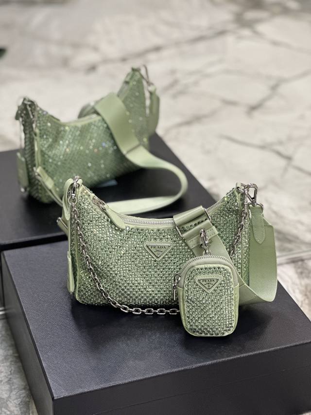 满钻三合一 最美最闪的水钻进口钻网 亮闪闪的外表 夜灯下Blingbling的效果非常吸睛 回头率特高！！一包三用，最爱的是肩带还挂着个小挂饰 小包 ，拿到哪里