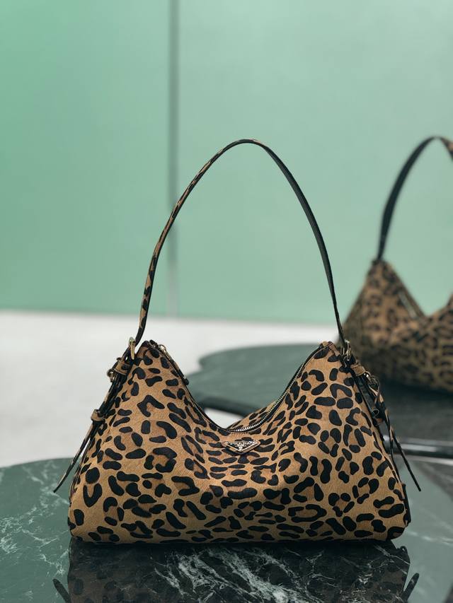 新款豹纹手袋 单肩包的设计灵感源自对Hobo廓形的探索，线条柔美，颇具现代感，采用马毛皮工艺，超级百搭，背法很多，婉转的皮革轮廓结合容量大空间充足，內里配有拉链