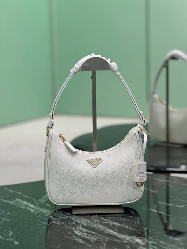 Hobo全皮腋下包 Hobo同系列，采用意大利进口十字纹牛皮，三角牌金属五金，配有小吊牌钥匙扣，肩带80公分可调节，单肩+斜挎+手提多功能背法，里布内衬。 尺寸