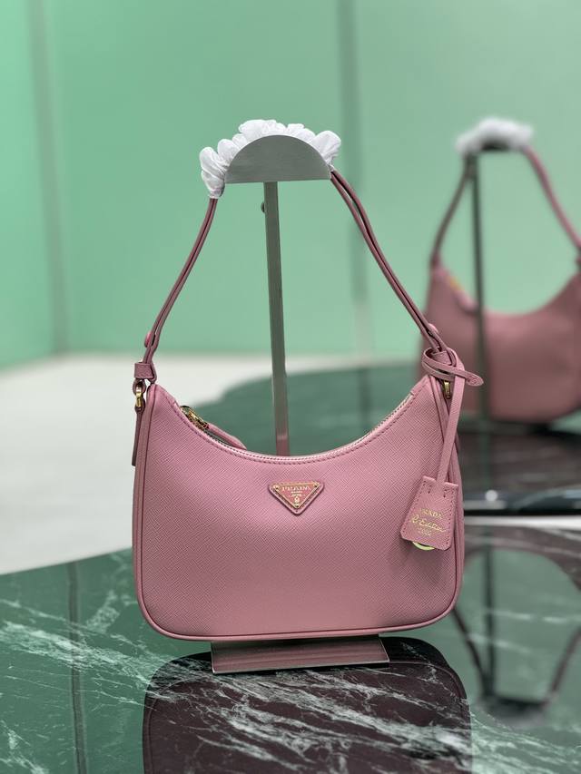 Hobo全皮腋下包 Hobo同系列,采用意大利进口十字纹牛皮,三角牌金属五金,配有小吊牌钥匙扣,肩带80公分可调节,单肩+斜挎+手提多功能背法,里布内衬。 尺寸 Hobo全皮腋下包 Hobo同系列,采用意大利进口十字纹牛皮,三角牌金属五金,配有小吊牌钥匙扣,肩带80公分可调节,单肩+斜挎+手提多功能背法,里布内衬。 尺寸