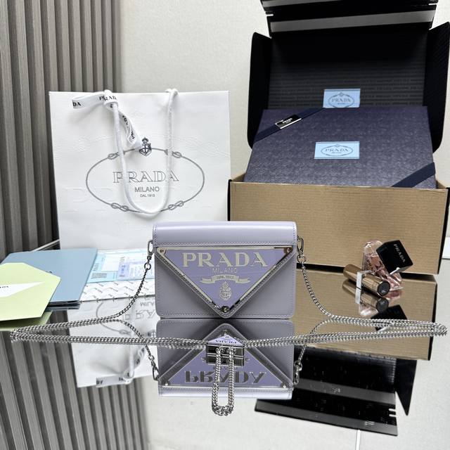 顶级原单 大三角翻盖1Bh189新款大三角形徽标最初装点于Mario 设计，特显包潮流风格，配有可调节可拆卸的链条肩带 110长 ，简约大气赋予包身一抹鲜明的摩