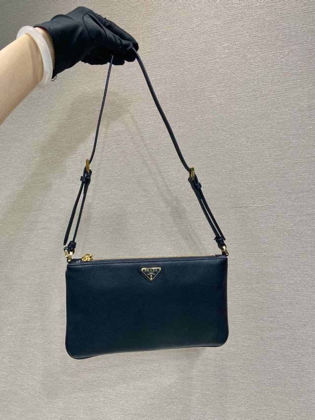 配全套包装新款腋下包1Ne545A小牛皮 1Bc238 这款腋下包采用进口小牛皮，金属三角形标志，容量空间大，轻便又实用，上身效果非常好看又时尚，又是一款永久不