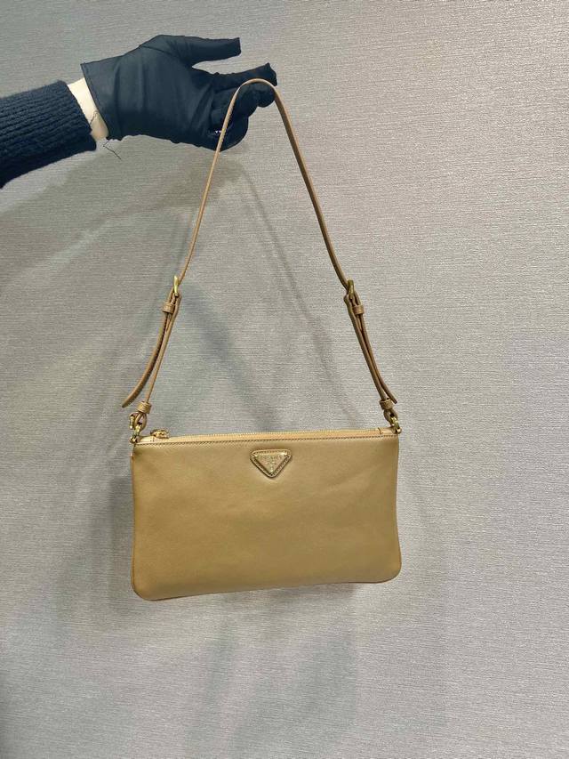 特级版本新款腋下包1Bc238小牛皮 这款腋下包采用进口小牛皮，金属三角形标志，容量空间大，轻便又实用，上身效果非常好看又时尚，又是一款永久不过时的爆款，宝宝们