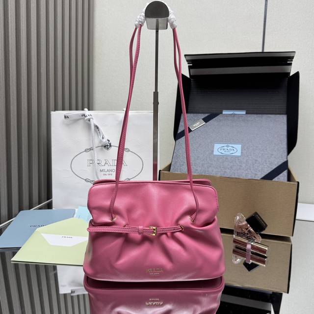 顶级原单 新品云朵包1Bg586这款单肩云朵包采用口羊皮，内里为全一致进口羊皮，手感非常柔软舒服中间隔层袋口为吸扣设计，顶级五金，上身效果非常Nice时尚.容量