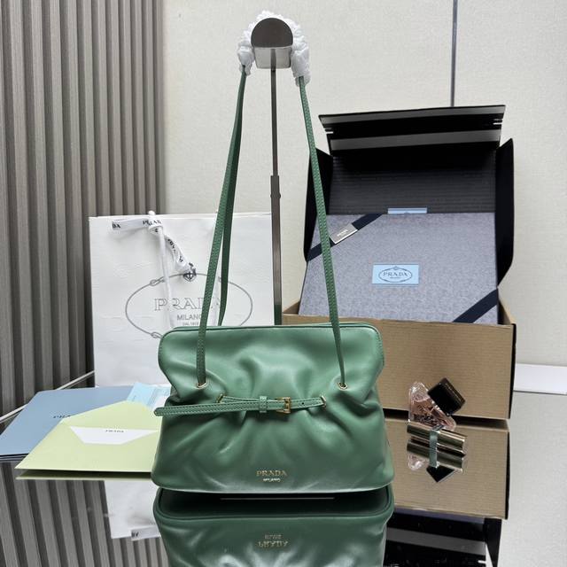 顶级原单 新品云朵包1Bg586这款单肩云朵包采用口羊皮，内里为全一致进口羊皮，手感非常柔软舒服中间隔层袋口为吸扣设计，顶级五金，上身效果非常Nice时尚.容量