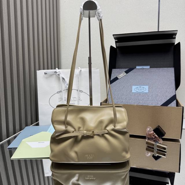 顶级原单 新品云朵包1Bg586这款单肩云朵包采用口羊皮，内里为全一致进口羊皮，手感非常柔软舒服中间隔层袋口为吸扣设计，顶级五金，上身效果非常Nice时尚.容量