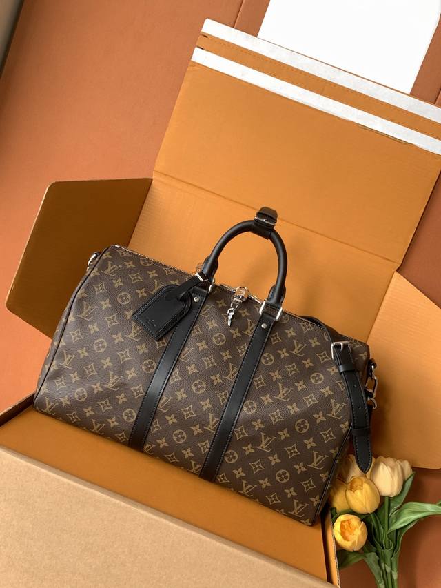 出厂价P 特级全钢。 免税版Lv Keepall 45旅行袋 配肩带 型号：M56711老花配黑皮45 升级回货！ Keepall是Lv旅行袋系列中的经典 中号