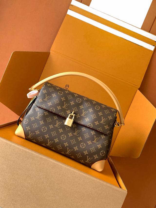 出厂价P 特级全钢天花板，163动态码 M14473 Hide Away 手袋取材 Monogram 涂层帆布，将利落线条与品牌传统元素融为一体，打造工作休闲两