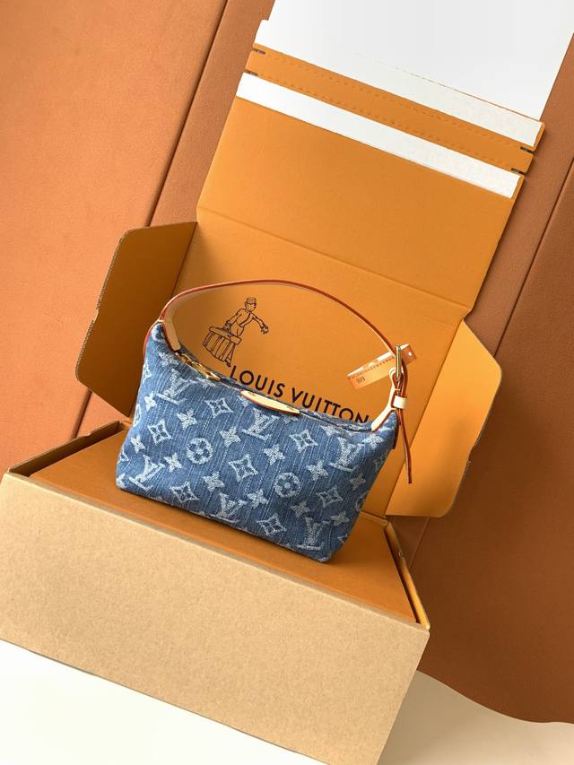 出厂价P 特级Mb牛仔布 Hills Pochette 手拿包 型号：M82949 材料：A+级全钢五金，进口高弹面料 包装：全套特级免税Mb包装 尺寸：18.