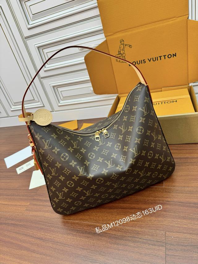 出厂价P M12098私品 163动态Uid 进口菱形面料 品质第九次升级，进口原厂皮．专柜同步，动态电子芯片、礼品袋、保护纸，铜版电子标签、合格证 皮料是正品