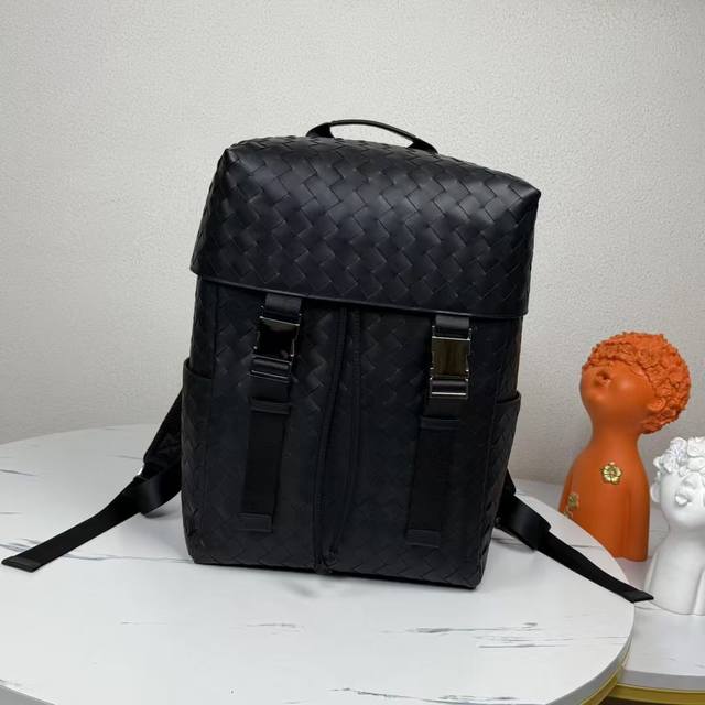 Bv新款 编织翻盖双肩包 黑色极简双肩包真的好高级呀 牛皮编织工艺 柔软舒适 耐磨耐造，背面设置可固定拉杆箱的行李带 和外设有口袋 超贴心 简介包型配上超大的容