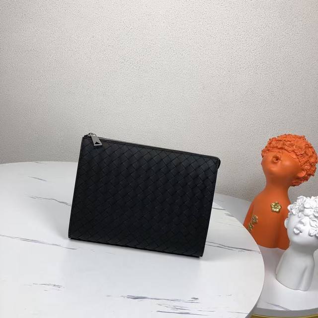 新款编织立式手拿包 手包采用Bv 经典编织 设计简单 简约高级感 材质由柔软牛皮制成 按扣拉链开合 内里带有卡槽 使用性极强 出门一只手包搞定一切！集颜值与实用