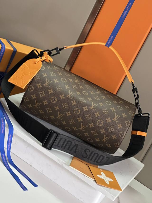 顶级原单 M46691 黄皮 本款 Soft Polochon 手袋融合 Monogram Macassar 帆布和亮色皮革细节,令别致的圆柱轮廓更显摩登,为携 顶级原单 M46691 黄皮 本款 Soft Polochon 手袋融合 Monogram Macassar 帆布和亮色皮革细节,令别致的圆柱轮廓更显摩登,为携