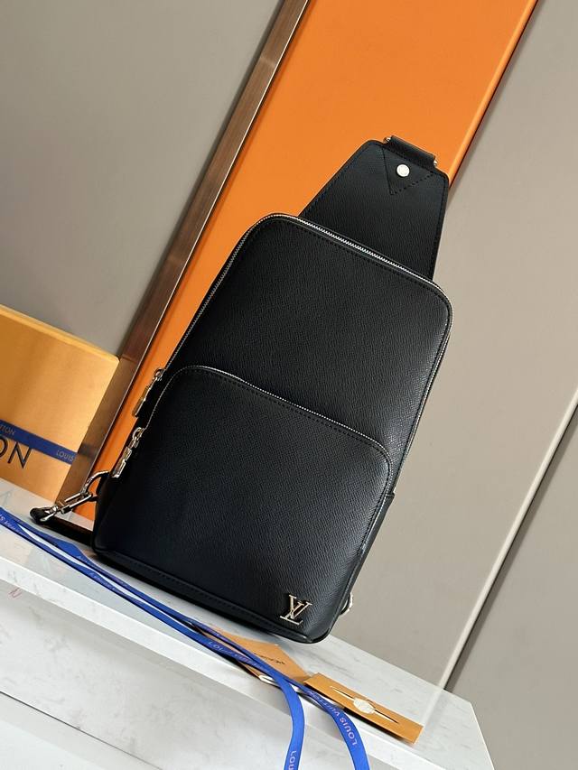 顶级原单 最新本款手掌纹胸包Avenue 单肩包采用 Taga 皮革勾勒标志性线条，点缀字母，更有前拉链袋与内贴袋融入功能性，提供传统胸包之外的潮流之选。可调节