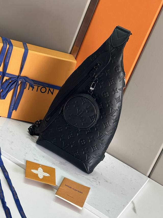 顶级原单原版开发,全钢五金本款 Duo 单肩包以柔软牛皮革塑造贴身构型,成就传统双肩包之外的实用之选。拉链侧袋可收纳智能手机,可拆卸收纳包方便取放物品,可调节提 顶级原单原版开发,全钢五金本款 Duo 单肩包以柔软牛皮革塑造贴身构型,成就传统双肩包之外的实用之选。拉链侧袋可收纳智能手机,可拆卸收纳包方便取放物品,可调节提