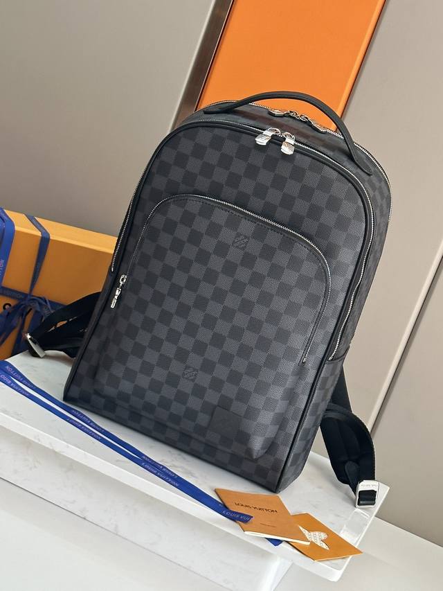 顶级原单 黑格Avenue 双肩包取材 Damier Graphite 涂层帆布，以简明线条传递儒雅风范。拉链前袋方便取放随行所需，N40499黑格 双层三层隔