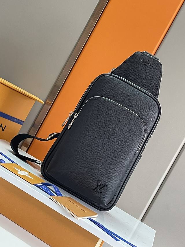 顶级原单原版开发，全钢五金本款 Avenue 单肩包取材 Taga 牛皮革，顶部配有小号拉链袋，重绎路易威登的经典设计。可调节肩带方便左右固定，帆布肩带及内衬秉