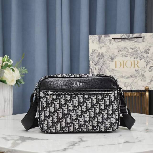 专柜正品有售 顶级原版质量 Dior男士斜挎包尺寸：27-19-7Cm原厂出品，必定精品重金打版复刻原版头层荔枝纹小牛皮复刻专柜独家布料皮质柔软定制专柜原版五金