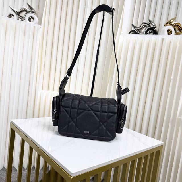 市场最高版本 原单品质 正品打版 保证进口头层牛皮，拒绝二层皮，拒绝超纤皮 这款 年冬季新品相机包是一款兼具现代魅力的实用作品。它采用黑色Maxicannage