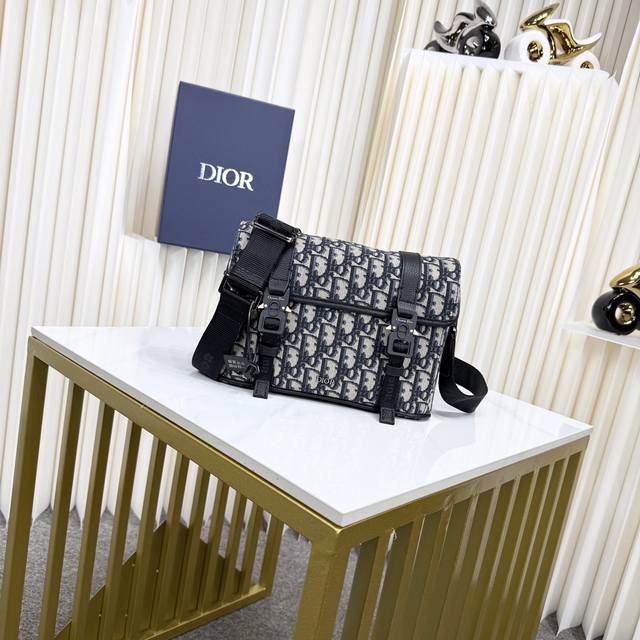 市场最高版本 原单品质 正品打版 保证进口头层牛皮，拒绝二层皮，拒绝超纤皮 Dior Hit The Road 翻盖信使包 米色和黑色 Oblique 印花面料