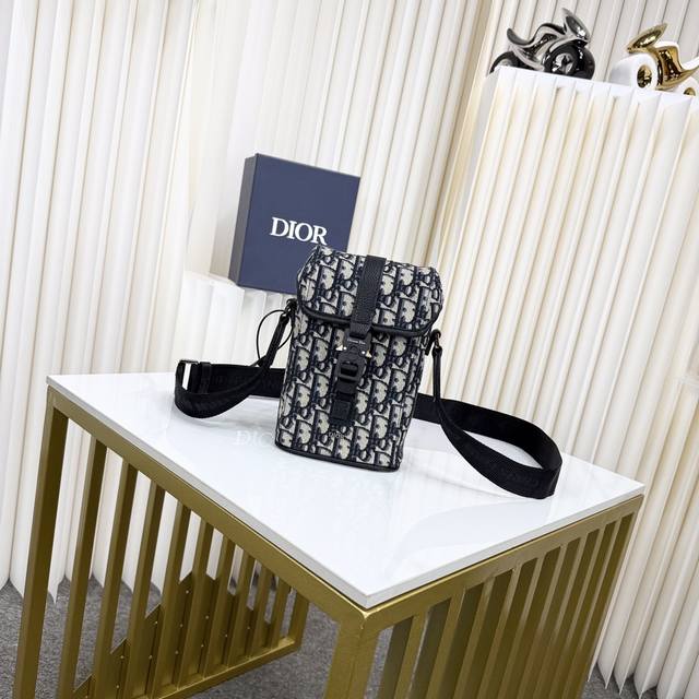 市场最高版本，欢迎对比 专柜买版复刻 保证进口头层牛皮，拒绝二层皮，拒绝超纤皮 迷你 Dior Hit The Road 竖版翻盖信使包 米色和黑色 Obliq