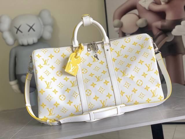 M14834 Keepall BandoulièRe 50 黄白色Monogram Bandana圖案以獨特的漂染效果呈現,為這款以柔軟皮革及經典線條製作的Ke M14834 Keepall BandoulièRe 50 黄白色Monogram Bandana圖案以獨特的漂染效果呈現,為這款以柔軟皮革及經典線條製作的Ke