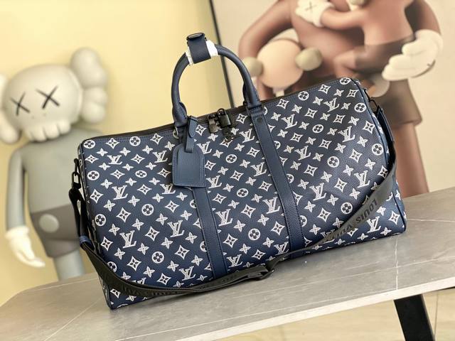 新版本 独家实拍M24953 新版本 路易威登经典 Keepall 旅行袋释放 Monogram Shadow 皮革的摩登新意。舒柔牛皮革工致压印标志性 Mon