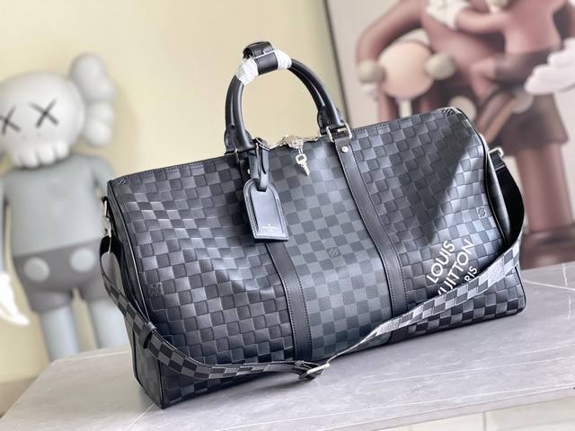 大调价 ！M40443 日本艺术家草间弥生在童年时代闯入波点幻境，并将其作为无垠想象的表达媒介，成为个人作品中的一贯主题。路易威登 X 草间弥生合作系列中，Lv