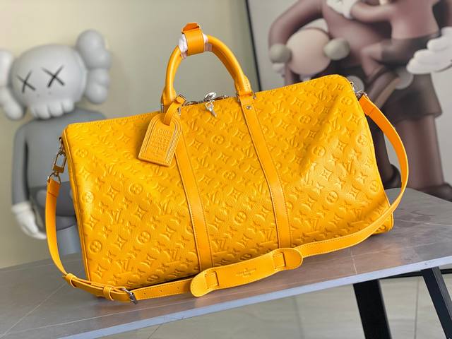 13008黄色 12799绿色 12800枣红色 本款 Keepall BandoulièRe 50 旅行袋为 Monogram Shadow 皮革铺陈全幅 M