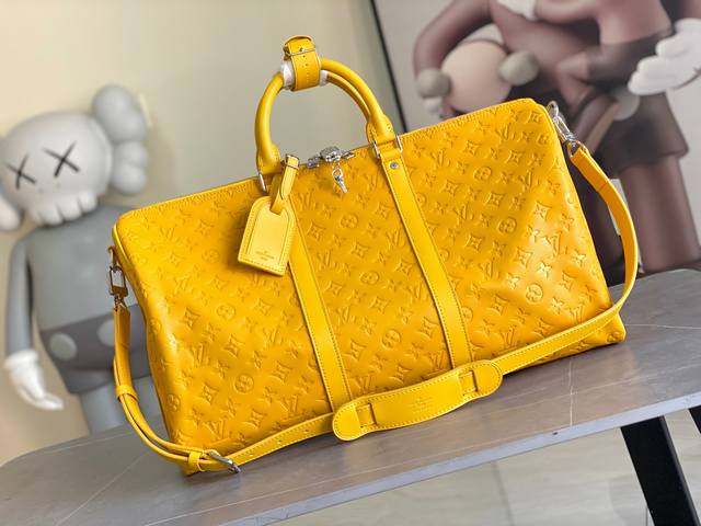 调价 23748 黄色 本款 Keepall BandoulièRe 50 旅行袋为 Monogram Shadow 皮革铺陈全幅 Monogram 压纹，搭配