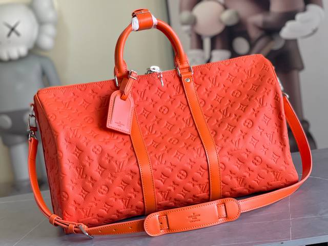 调价 23749 绿色 本款 Keepall BandoulièRe 50 旅行袋为 Monogram Shadow 皮革铺陈全幅 Monogram 压纹,搭配 调价 23749 绿色 本款 Keepall BandoulièRe 50 旅行袋为 Monogram Shadow 皮革铺陈全幅 Monogram 压纹,搭配