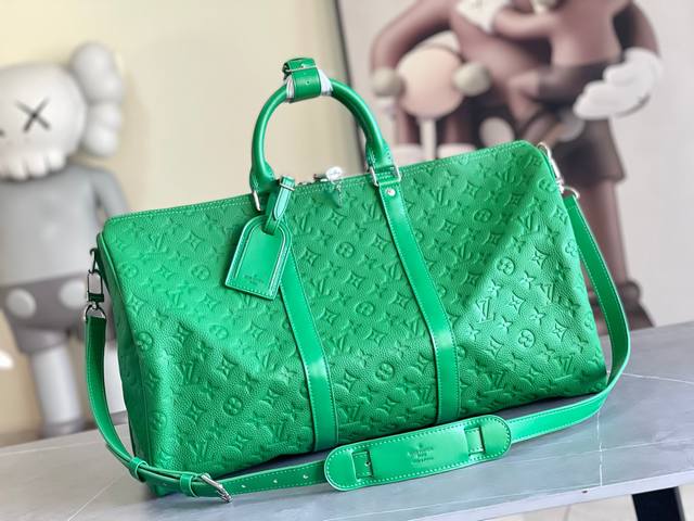 调价 23751 绿色 本款 Keepall BandoulièRe 50 旅行袋为 Monogram Shadow 皮革铺陈全幅 Monogram 压纹，搭配