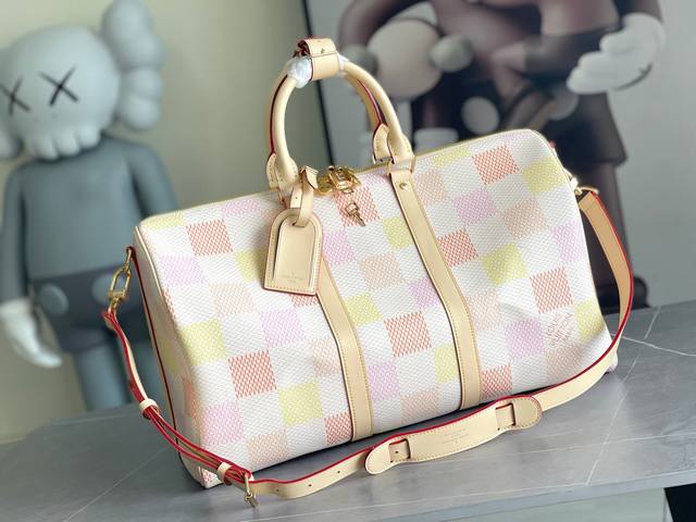 调价 M40667绿格 M40713粉格 本款 Keepall BandoulièRe 50 旅行袋取材 Damier Golf 涂层帆布，以高尔夫球场的明丽色