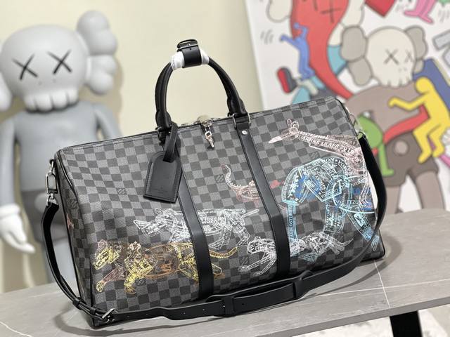 原单批 独家实拍N45281黑格印花 路易威登经典 Keepall 旅行袋此次取材 Damier Graphite 帆布，以护照印章图案呈现野生动物自由奔跑的生