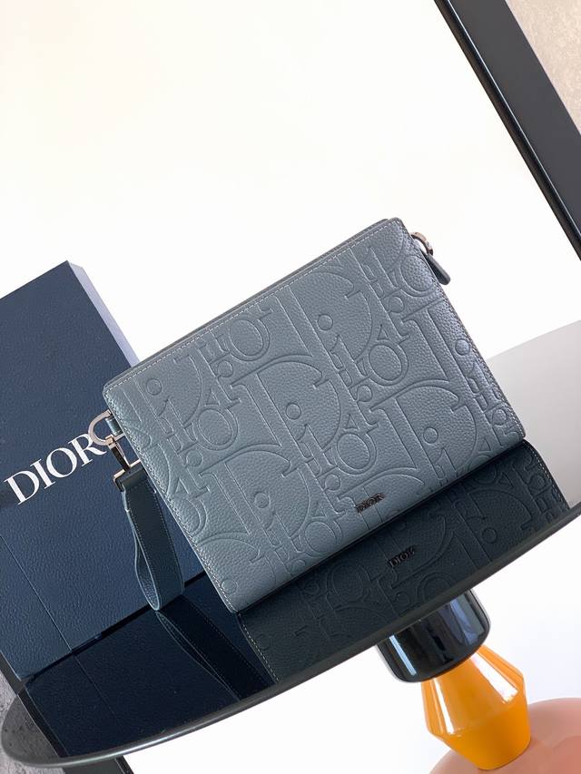这款手拿包是 Dior 的主打单品。采用牛皮精心制作，从 Dior 档案汲取灵感，正面饰以 Dior 标志提升格调。宽敞的拉链隔层适合收纳手机，还设有六个卡槽。
