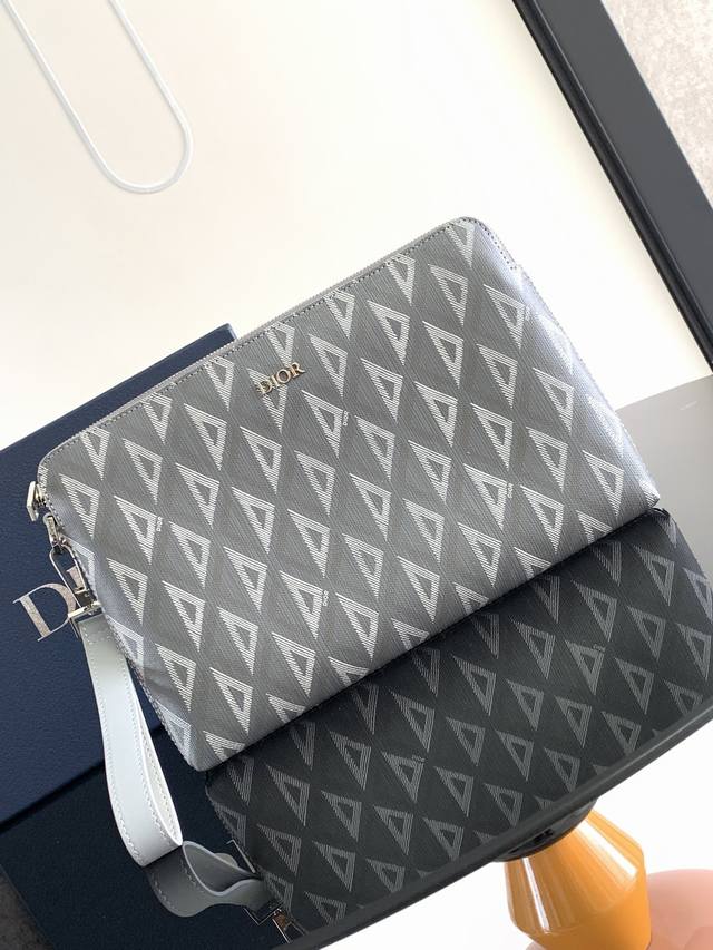 厚款 顶级原单 这款 A5 手拿包是一款优雅简约的配饰。采用迪奥灰 Cd Diamond 图案帆布精心制作,从 Dior 档案汲取灵感,饰以同色调光滑牛皮革细节 厚款 顶级原单 这款 A5 手拿包是一款优雅简约的配饰。采用迪奥灰 Cd Diamond 图案帆布精心制作,从 Dior 档案汲取灵感,饰以同色调光滑牛皮革细节