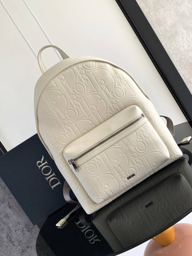 这款 Rider 2.0 双肩背包是二零二四秋季男装系列新品，为 Dior 的经典单品推出全新版本。Dior Gravity 印花效果皮革采用压花工艺将经典图案