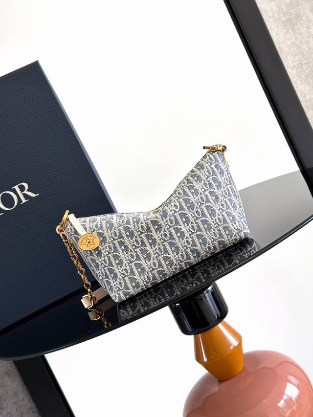 仅供高端顾客，24S新款 Diorstar Hobo 链条手袋，女士帆布刺绣星形饰牌链条单肩包春夏成衣系列新品，造型时尚，设计实用。采用 特供进口经典老花蓝色提