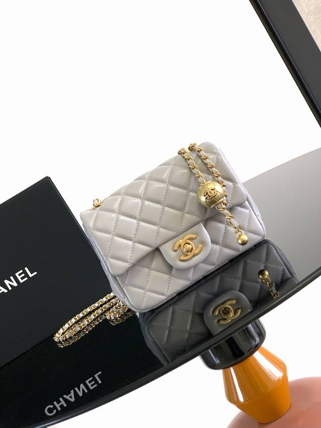 金球包 Chane1专柜最新大金珠Cf款 真的是跑遍全球都很难买到 一包难求，实在太火太火了，加个金珠可以调节肩带长度 更加精致 超软羊皮手感特舒服 另外我家五