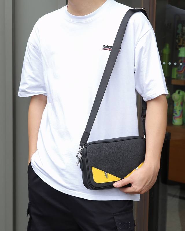 所见即所得 P，款号Fh一5041，最新，最火爆，最多功能，最实用的一款男式时尚包，内格有拉链，有多个卡位，收纳空间足够，设计闭合开口处宽，方便收纳物件，一款能