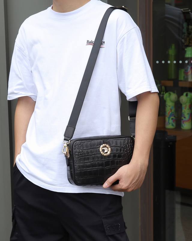 所见即所得 P，款号Fh一5033，最新，最火爆，最多功能，最实用的一款男式时尚包，内格有拉链，有多个卡位，收纳空间足够，设计闭合开口处宽，方便收纳物件，一款能