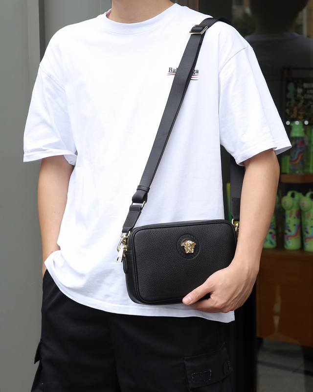 所见即所得 P，款号Fh一5019，最新，最火爆，最多功能，最实用的一款男式时尚包，内格有拉链，有多个卡位，收纳空间足够，设计闭合开口处宽，方便收纳物件，一款能