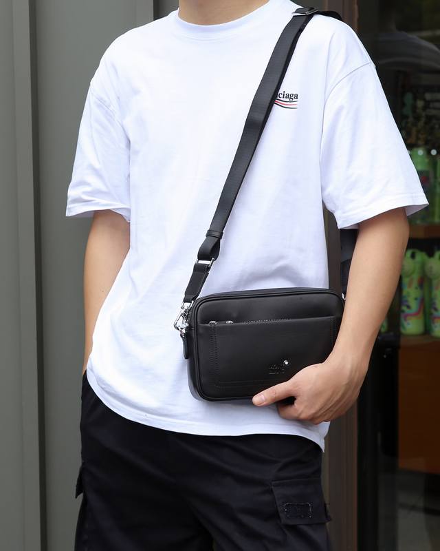 所见即所得 P，款号Fh一5031，最新，最火爆，最多功能，最实用的一款男式时尚包，内格有拉链，有多个卡位，收纳空间足够，设计闭合开口处宽，方便收纳物件，一款能