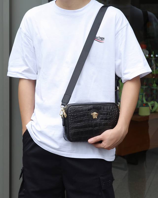 所见即所得 P，款号Fh一5018，最新，最火爆，最多功能，最实用的一款男式时尚包，内格有拉链，有多个卡位，收纳空间足够，设计闭合开口处宽，方便收纳物件，一款能