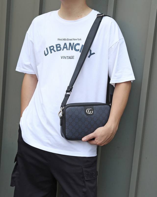 所见即所得 P，款号Fh一5045，最新，最火爆，最多功能，最实用的一款男式时尚包，内格有拉链，有多个卡位，收纳空间足够，设计闭合开口处宽，方便收纳物件，一款能